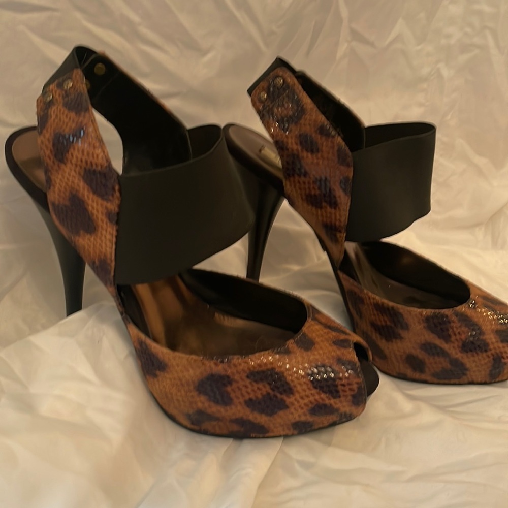 Simply Vera Vera Wang leopard heels